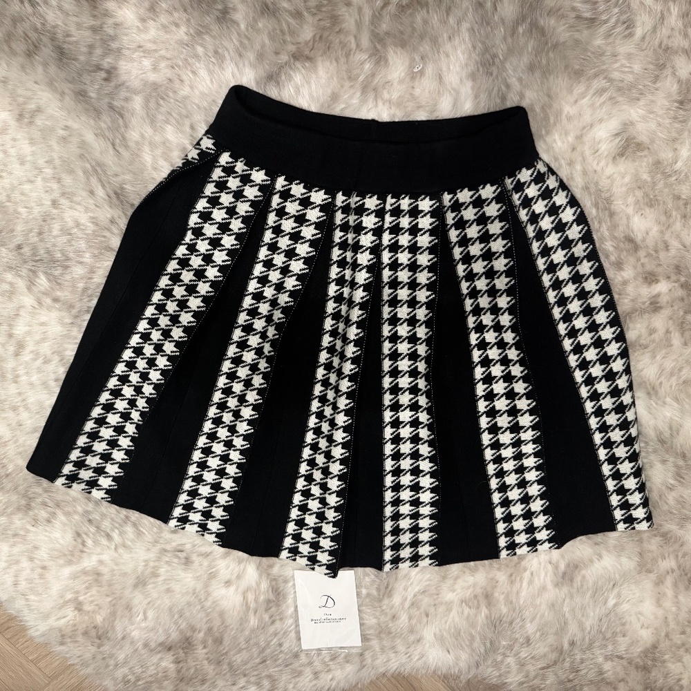 Black and white houndstooth pleated knit skirt